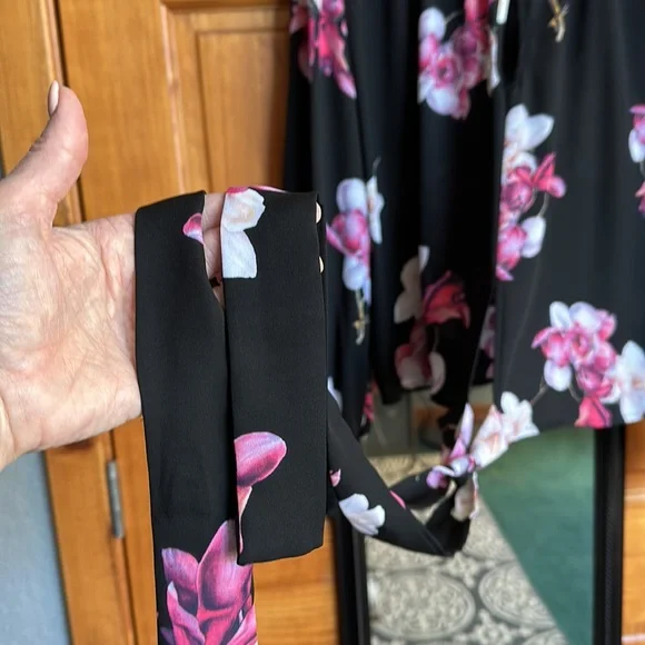 Venus Black Floral Keyhole Blouse sz 12 - Picture 2 of 4